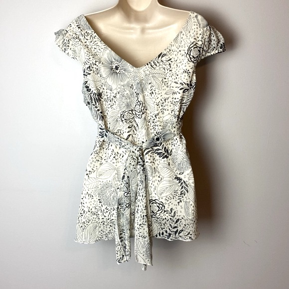 Studio Y Women's twist Top Blouse Floral Cap Sleeve Tie Waist Size L - Picture 3 of 9